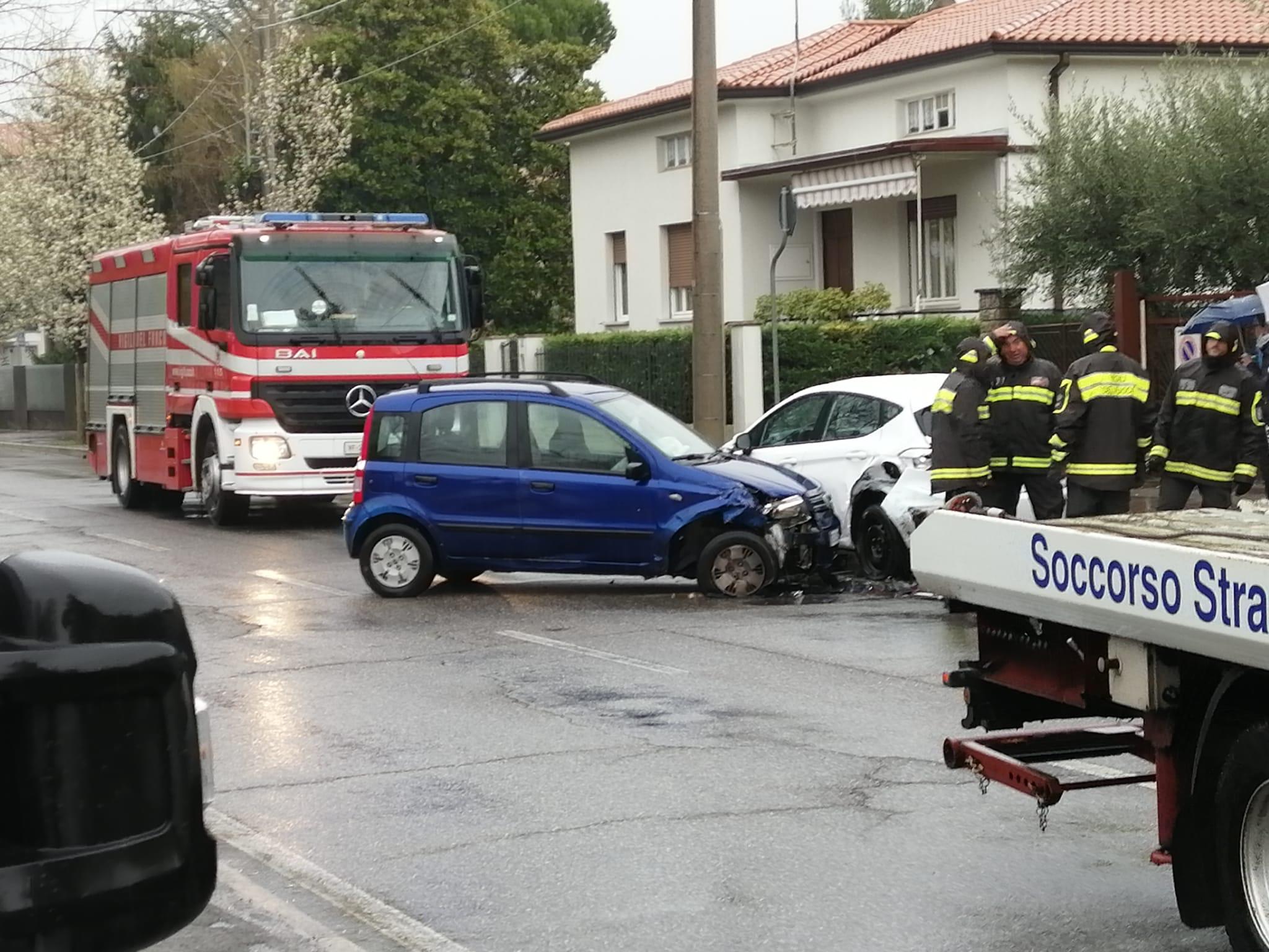 Immagine per Ronchi, perde il controllo della macchina e finisce contro un'auto in sosta